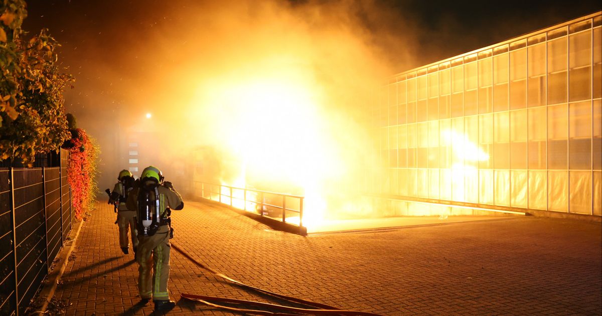 Truck on fire at greenhouse, fire brigade prevents flames from spreading to company