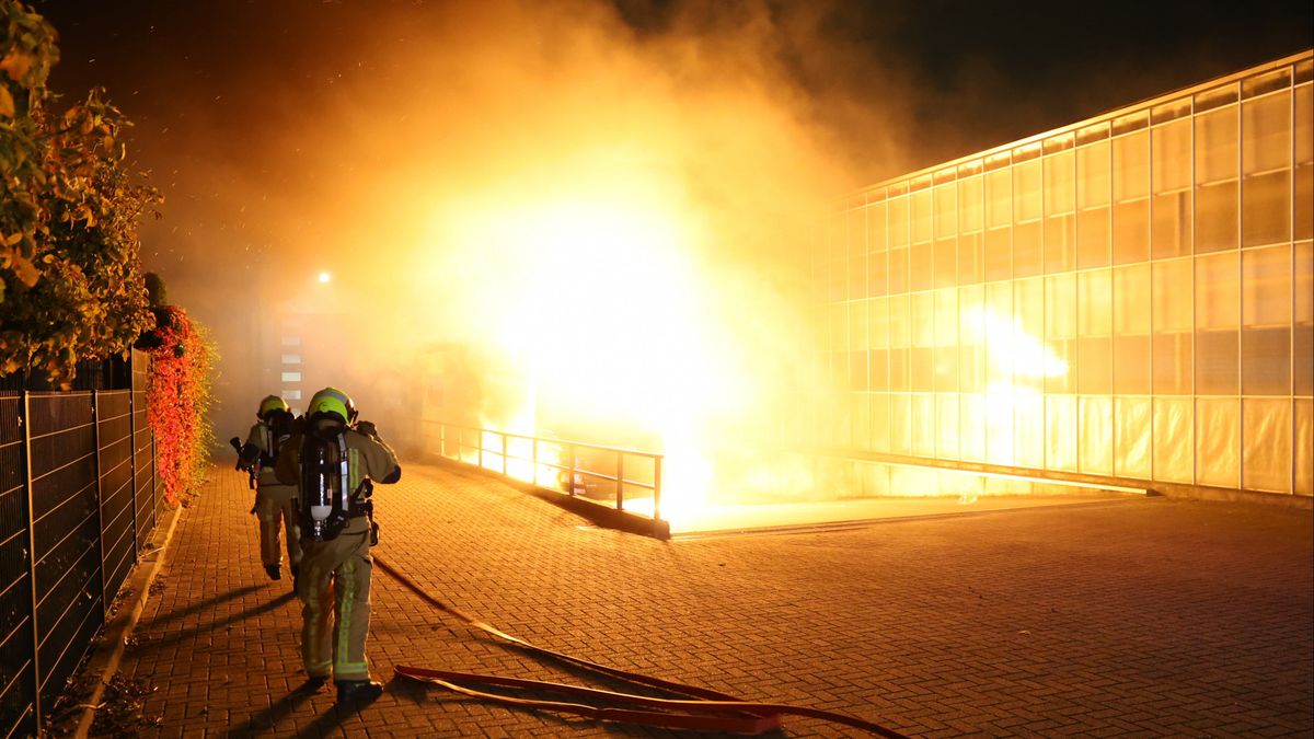 Vrachtwagen bij kas in lichterlaaie, brandweer massaal ter plaatse