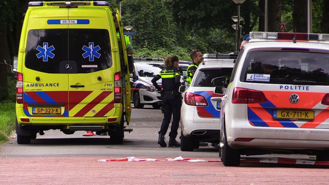 Hulpdiensten op straat na de schietpartij in Enschede.