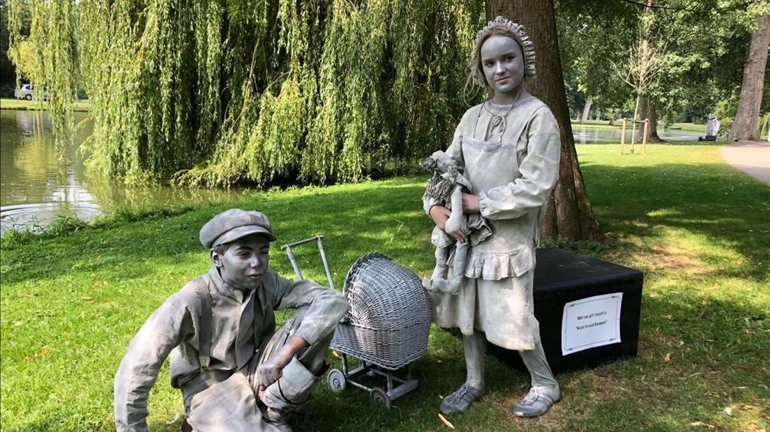 Levende standbeelden in het stadspark in Kampen