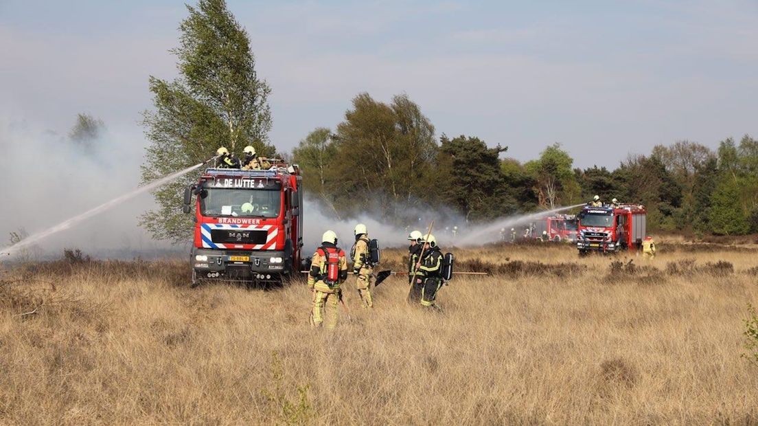Brandweer gaat bosbrand met groot materieel te lijf