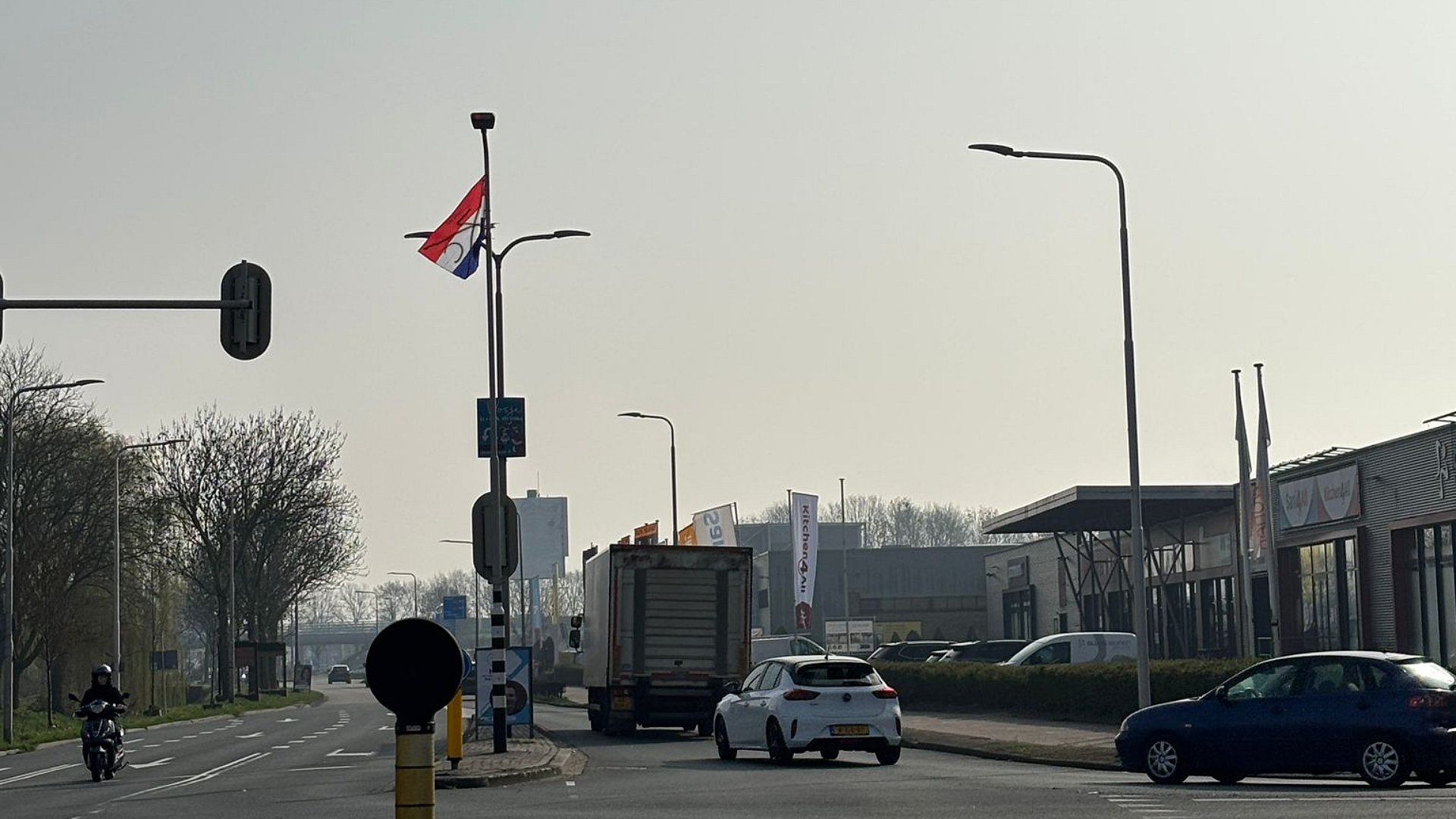 Anti-azc-vlaggen aan lantaarnpalen Vianen gehangen, gemeente haalt ze weg