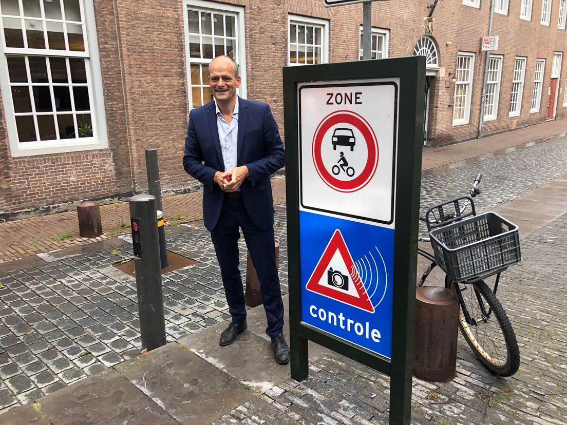 Wethouder Van der Linden bij de presentatie van de camera's in de Dordtse binnenstad