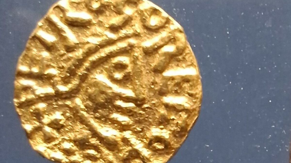 Gerrit vindt munt uit laat Romeinse tijd bij Sneek: 