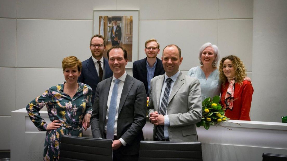 Van de VVD-fractie keren alleen Frans de Graaf (rechtsvoor) en Chris van der Helm (midden, achterste rij) terug.