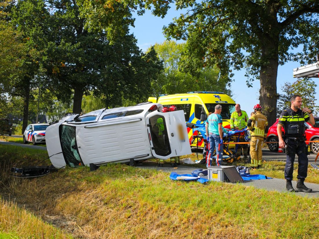 De auto belandde op de zijkant.