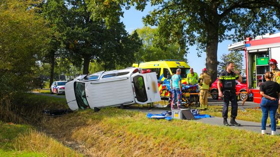 Vrouw en hondje vast in auto na botsing