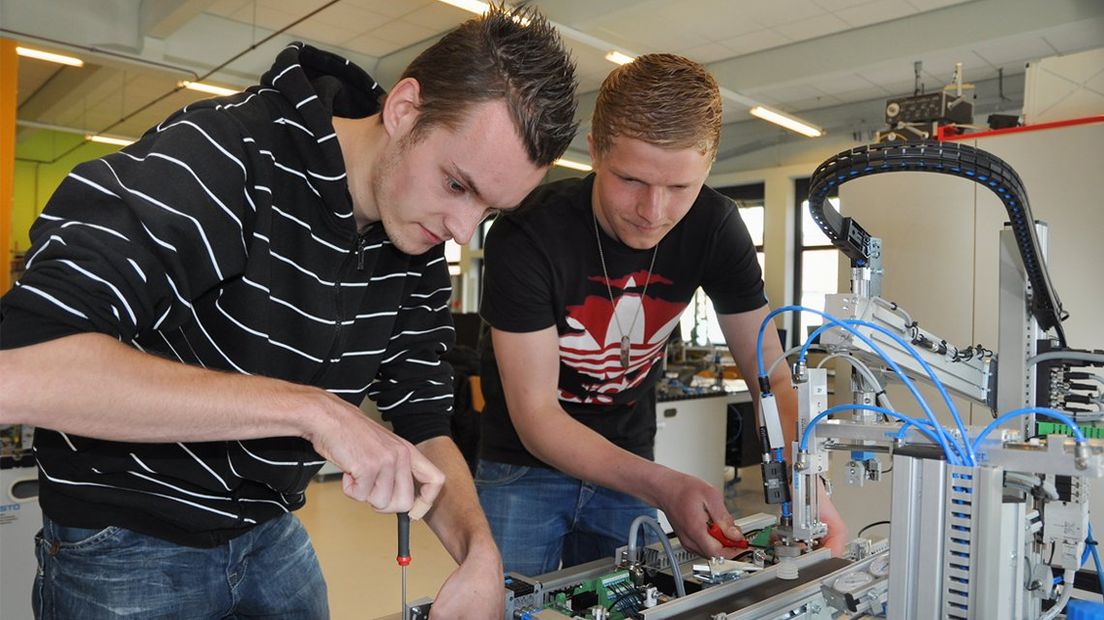 Mbo-studenten Mechatronica aan de slag.