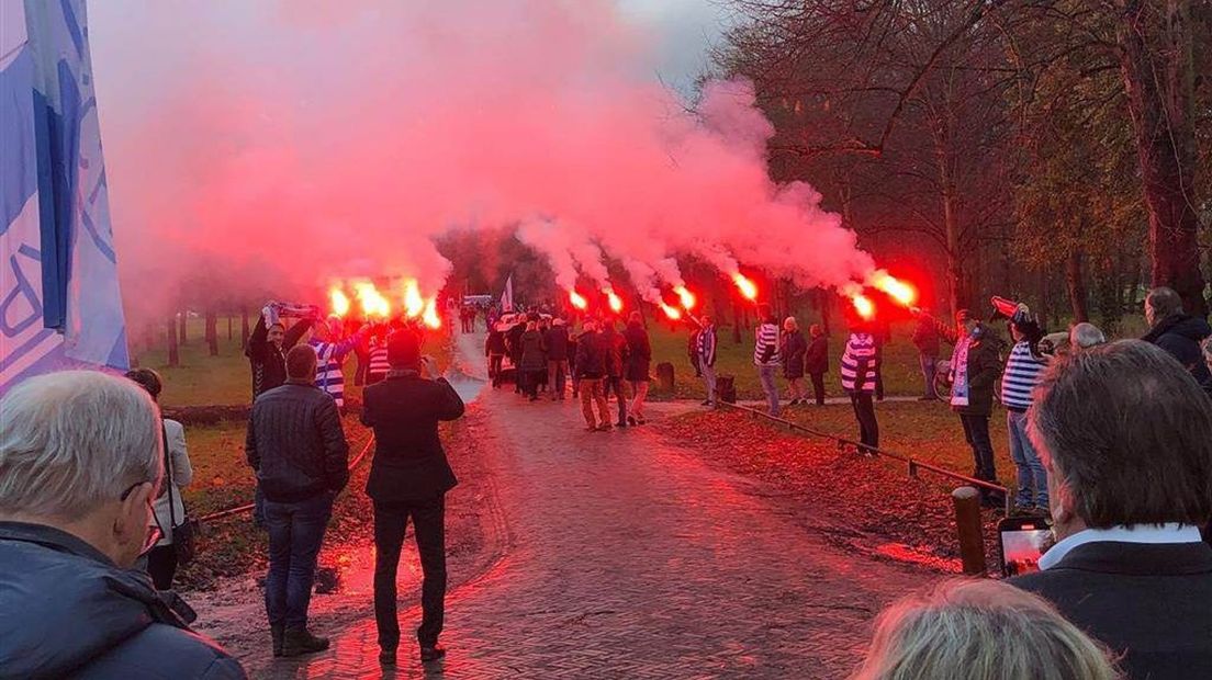 Supporters vormen een erehaag voor Kistemaker.