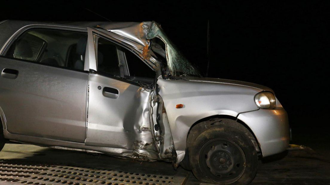 De man botste met zijn auto tegen een boom (Rechten: Van Oost Media)