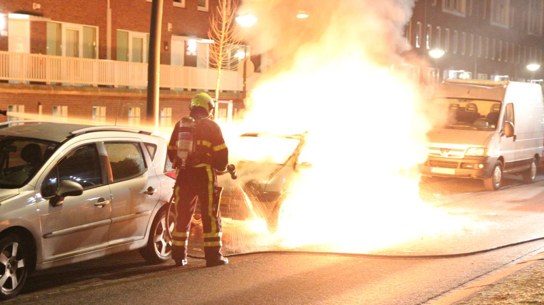 De brandweer kon niet voorkomen dat de auto helemaal uitbrandde.