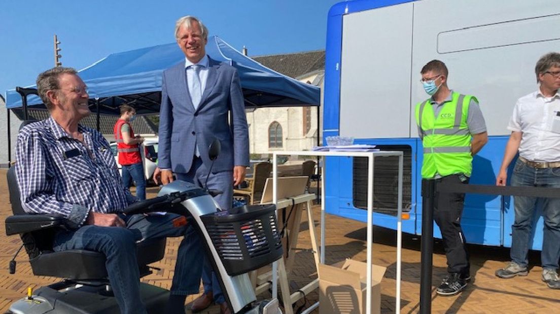 Burgemeester Visser bezoekt de prikbus in Katwijk