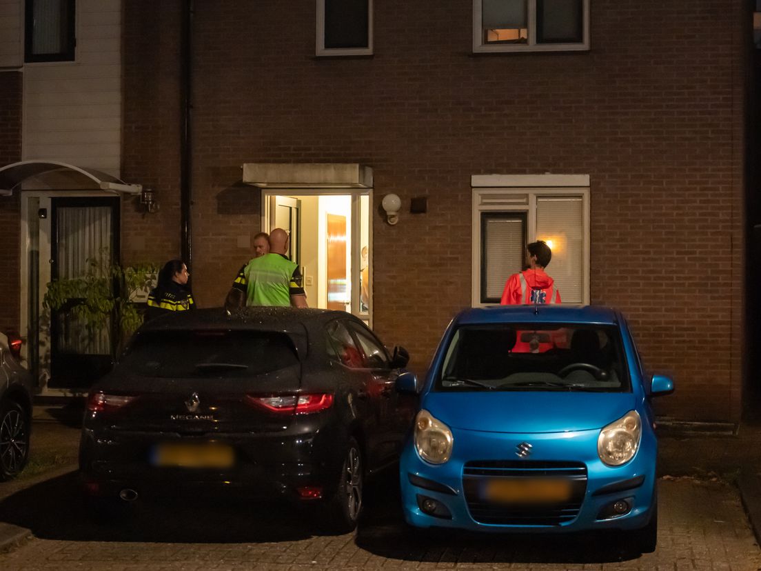 De man zou in zijn nek of hals geraakt zijn.