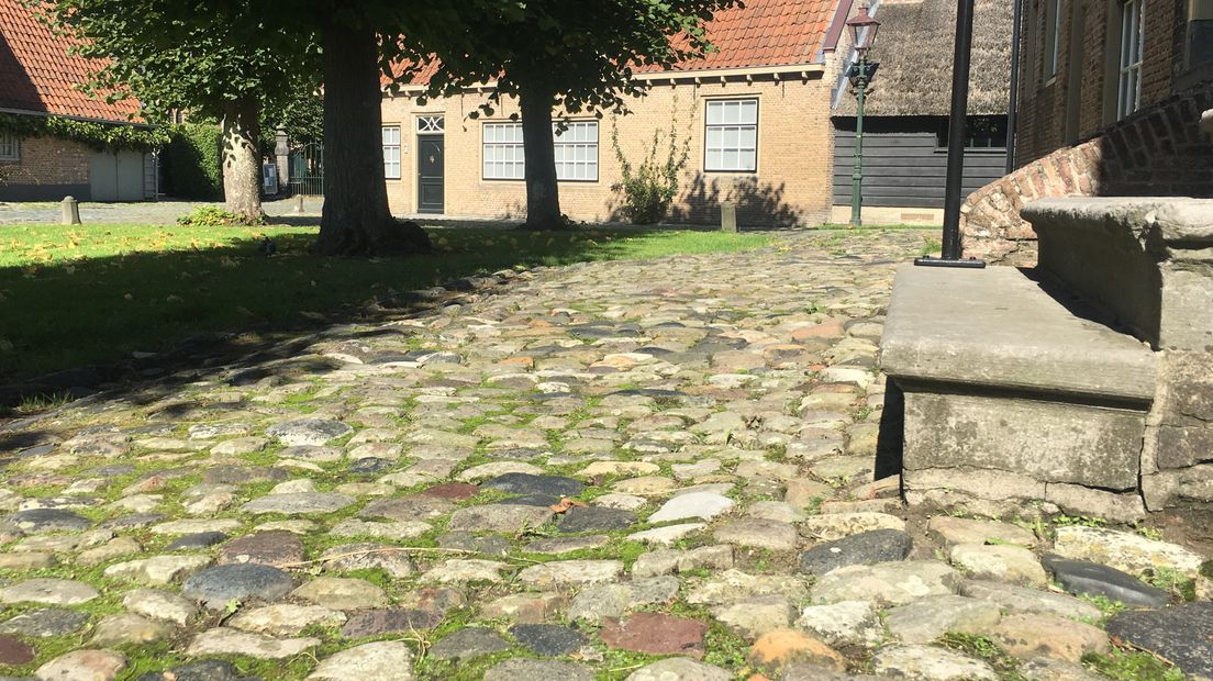 Lopen op stenen uit de middeleeuwen in Sint Anna ter Muiden