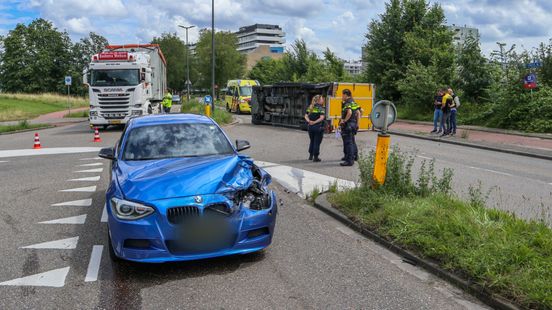 Vrouw wordt aangereden door eigen auto na botsing. Vrouw wordt aangereden door eigen auto na botsing.