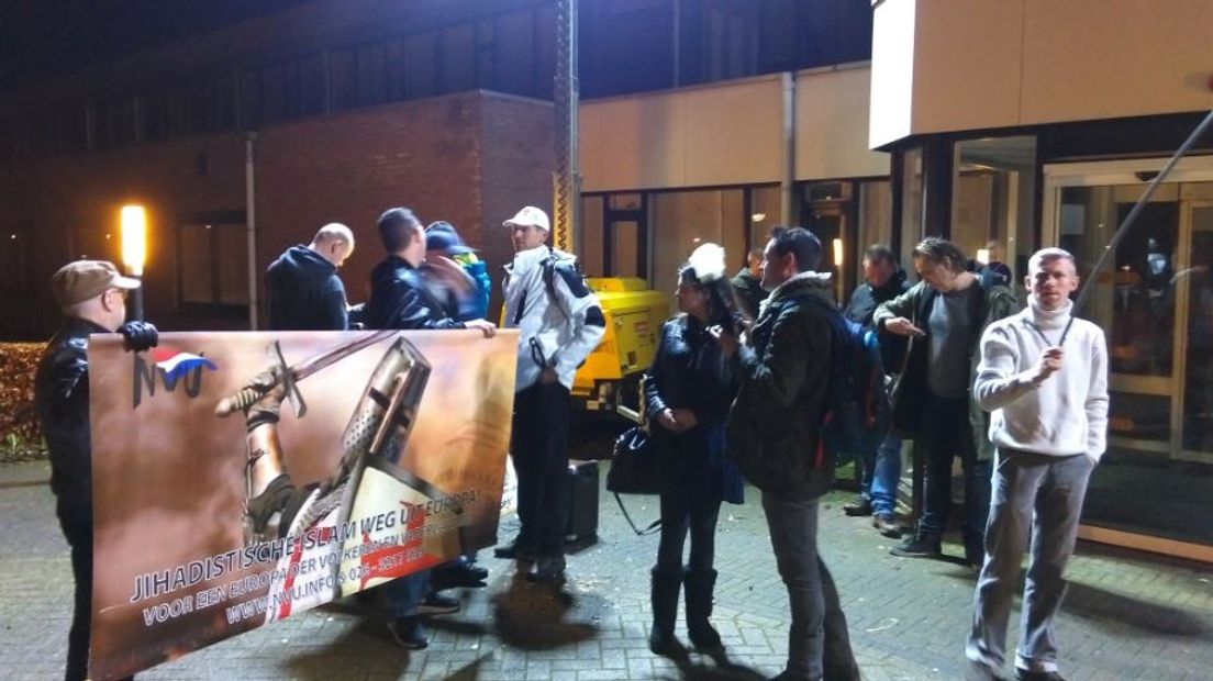 In Elden (Arnhem-Zuid) is maandagavond gedemonstreerd tegen de komst van een asielzoekerscentrum. Er waren tussen 200 en 300 demonstranten, zowel inwoners als leden van de extreemrechtse NVU.