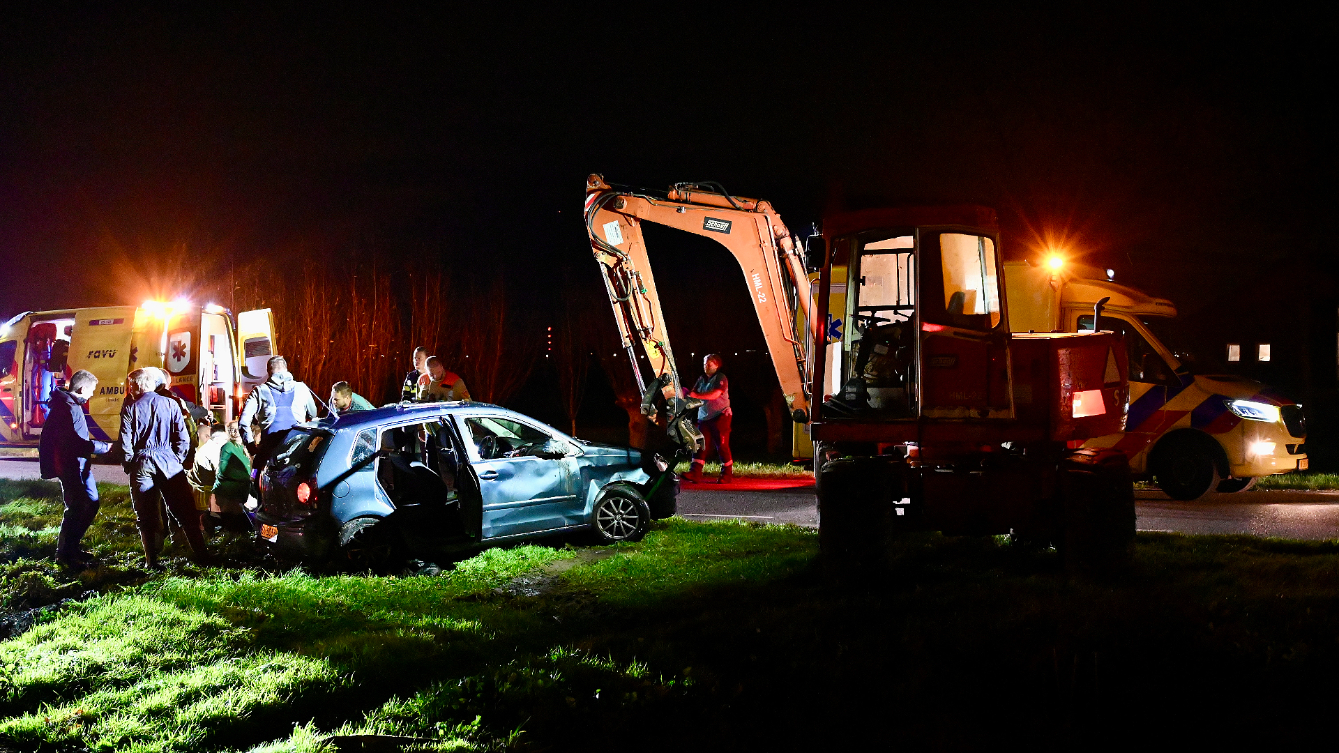 Auto belandt in water in Nieuwland, bestuurder gereanimeerd en naar ziekenhuis