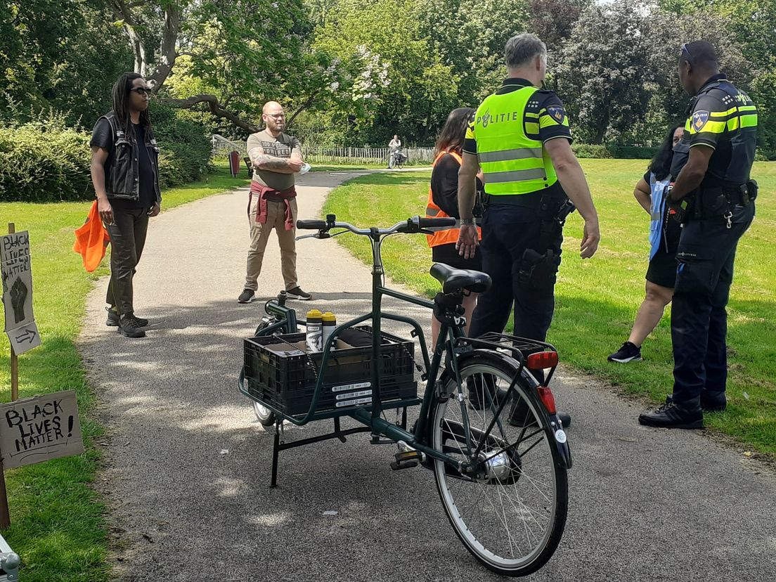 Overleg tussen politie en demonstranten in het Weizigtpark Dordrecht