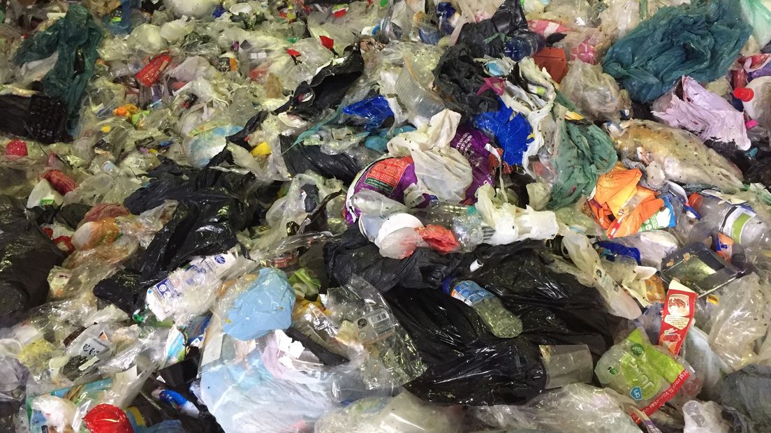 berg van plastic afval