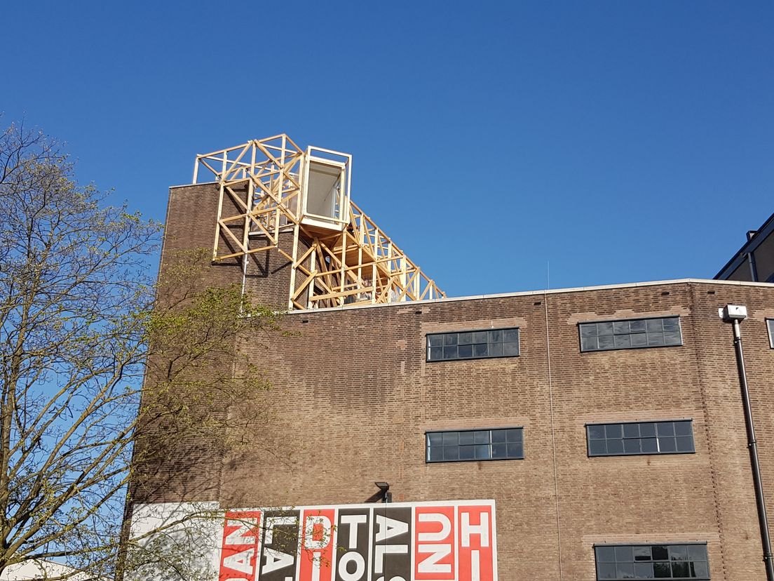 Het is een opmerkelijk gezicht, de houten constructie bij het energiehuis