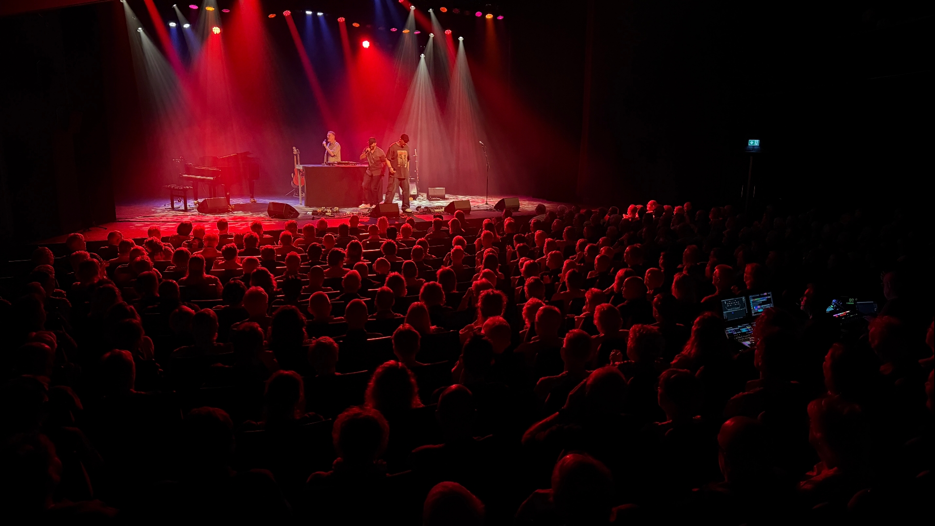 Wat Aans! op het podium in theater Geert Teis