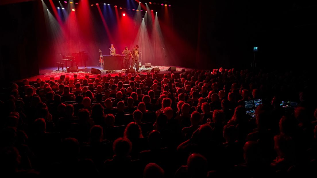 Wat Aans! op het podium in theater Geert Teis
