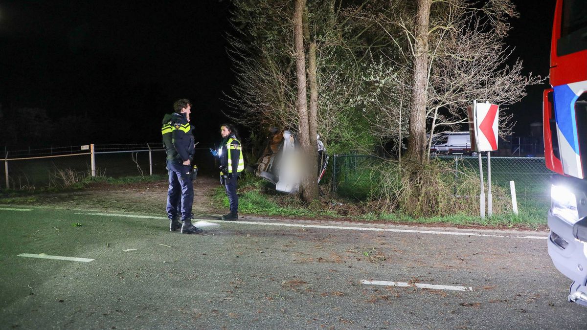 Automobilist gewond na zware crash in bocht