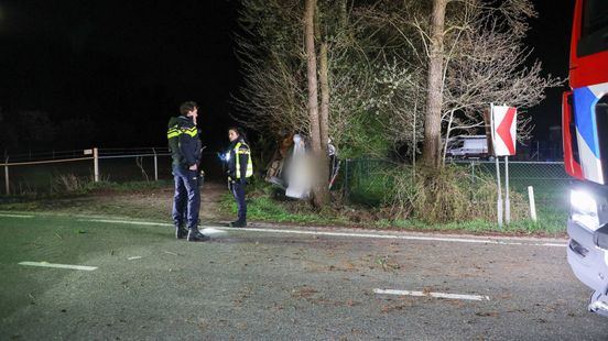 Automobilist gewond na zware crash in bocht