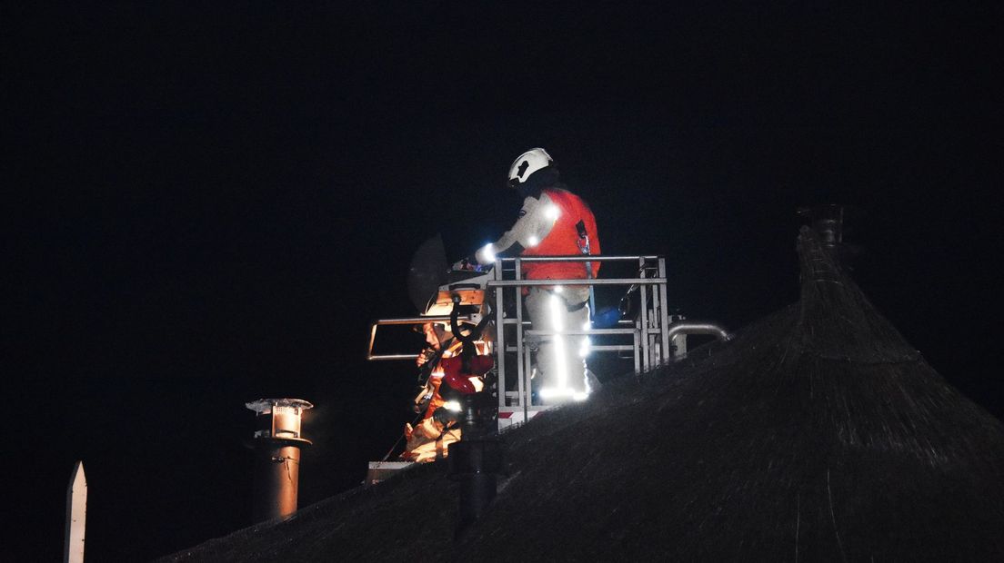 De brandweer bij de schoorsteen (Rechten: Persbureau Meter)