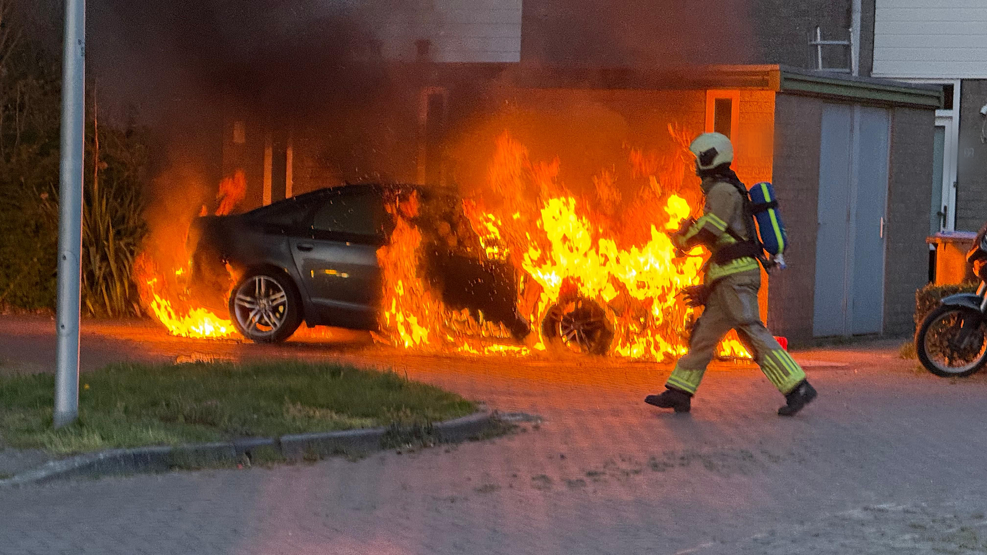 Opschudding in woonwijk: auto met benzine overgoten en in brand gestoken