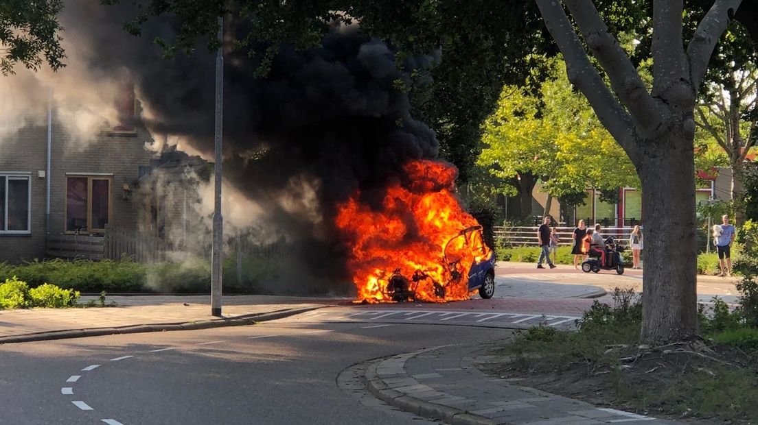 Auto in brand in Bossenburg