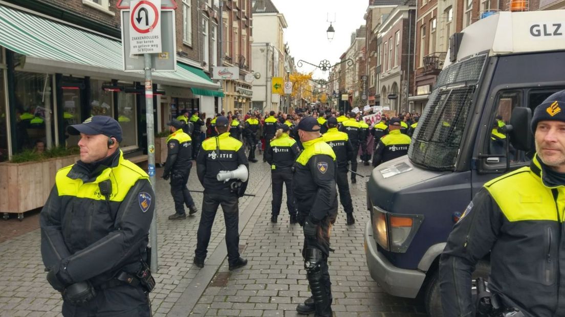 Er was zondagmiddag veel politie op de been in Nijmegen. Er vonden demonstraties plaats. Pegida voerde actie 'voor behoud van vrijheid van meningsuiting'. Er was ook een tegendemonstratie.