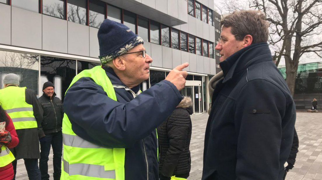 Burgemeester Eric van Oosterhout in gesprek met de demonstranten (Rechten: RTV Drenthe)