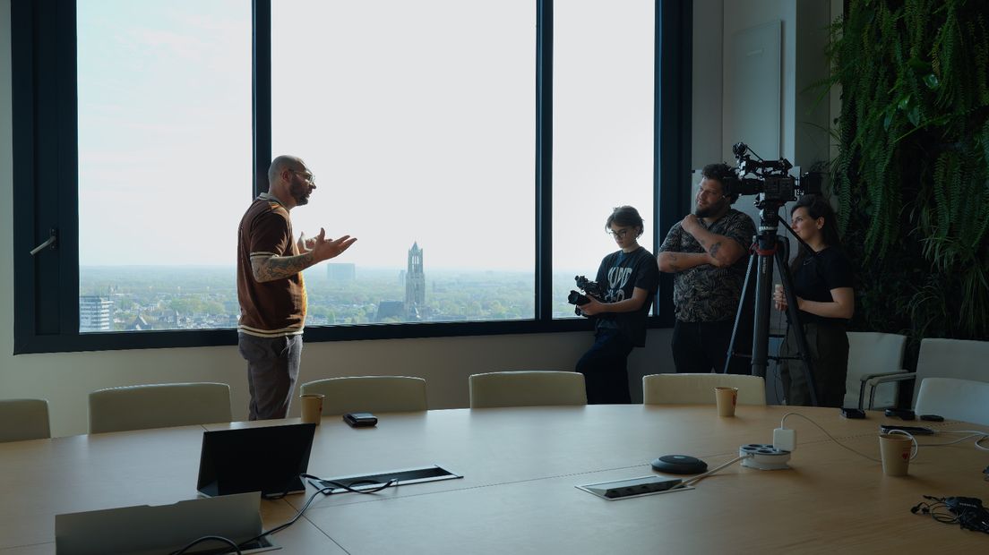 De documentairemakers interviewen mbo-wethouder Dennis de Vries