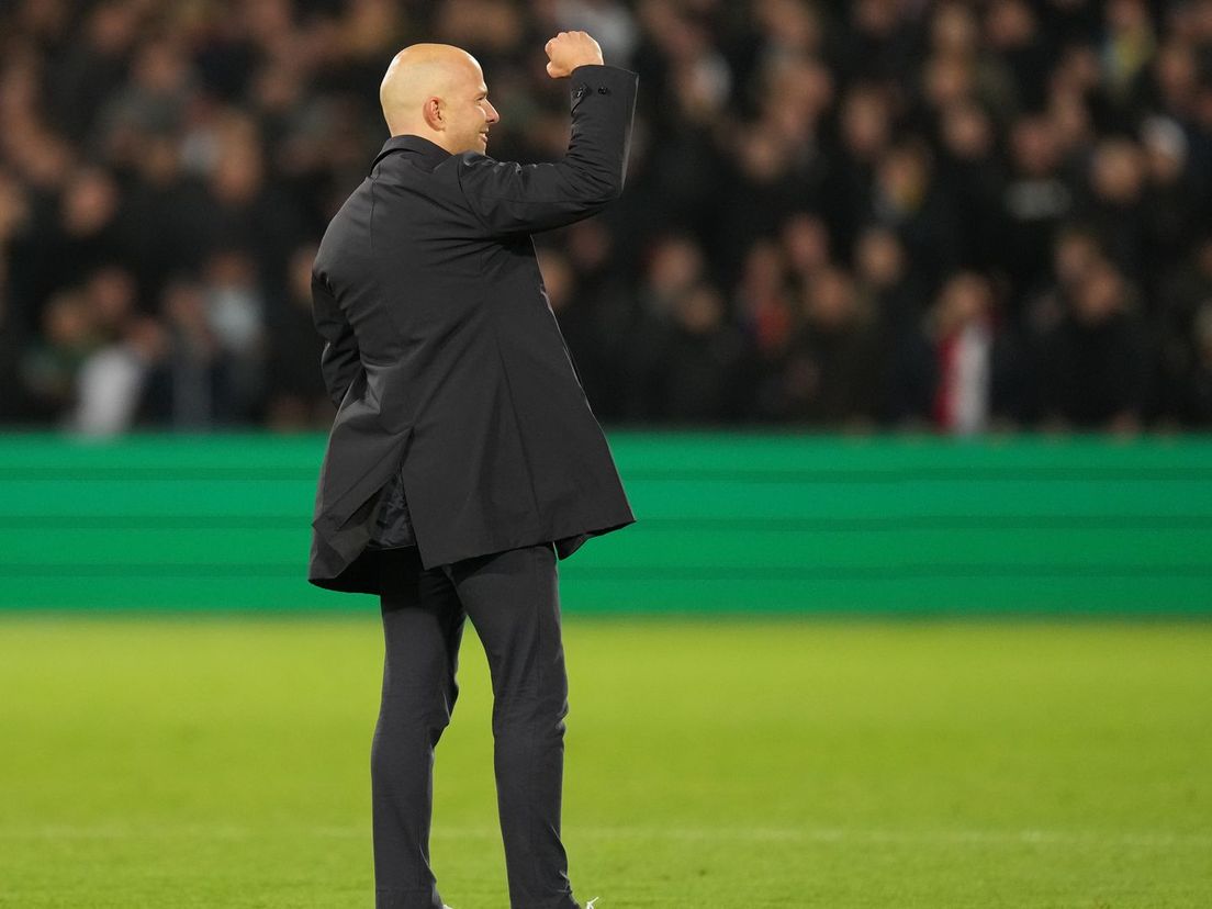 Trainer Arne Slot juicht na de late zege van Feyenoord tegen zijn oude club AZ (1-0)