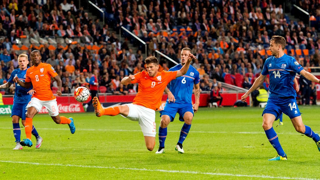 Klaas-Jan Huntelaar in actie tegen IJsland.