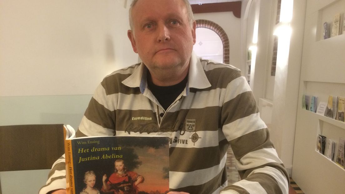 Wim Ensing met zijn boek over Justina Abelina (Rechten: RTV Drenthe / Rinus Bouwmeester)
