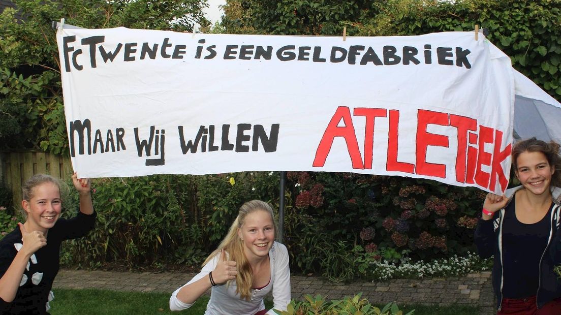 Jeugdleden van MPM Hengelo voor een spandoek