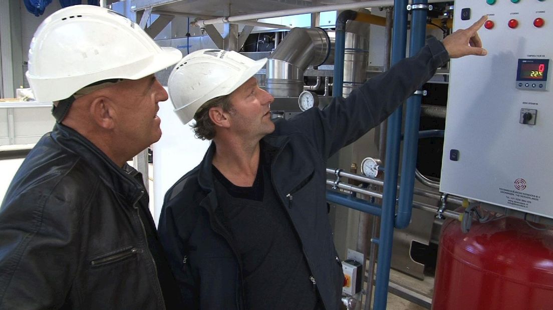 Directeuren Stad en Stroeve inspecteren nieuwe machines