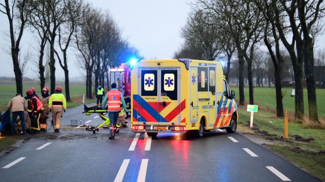 De auto belandde op de kop in de berm