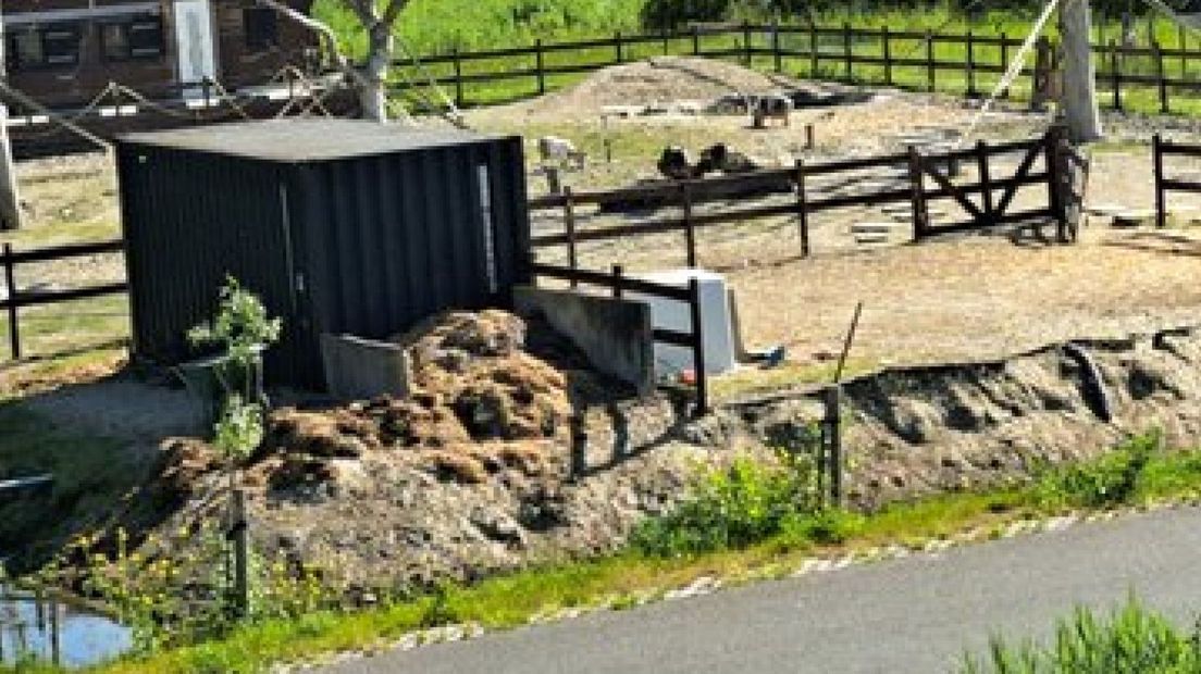 Een mestopslag naast het water