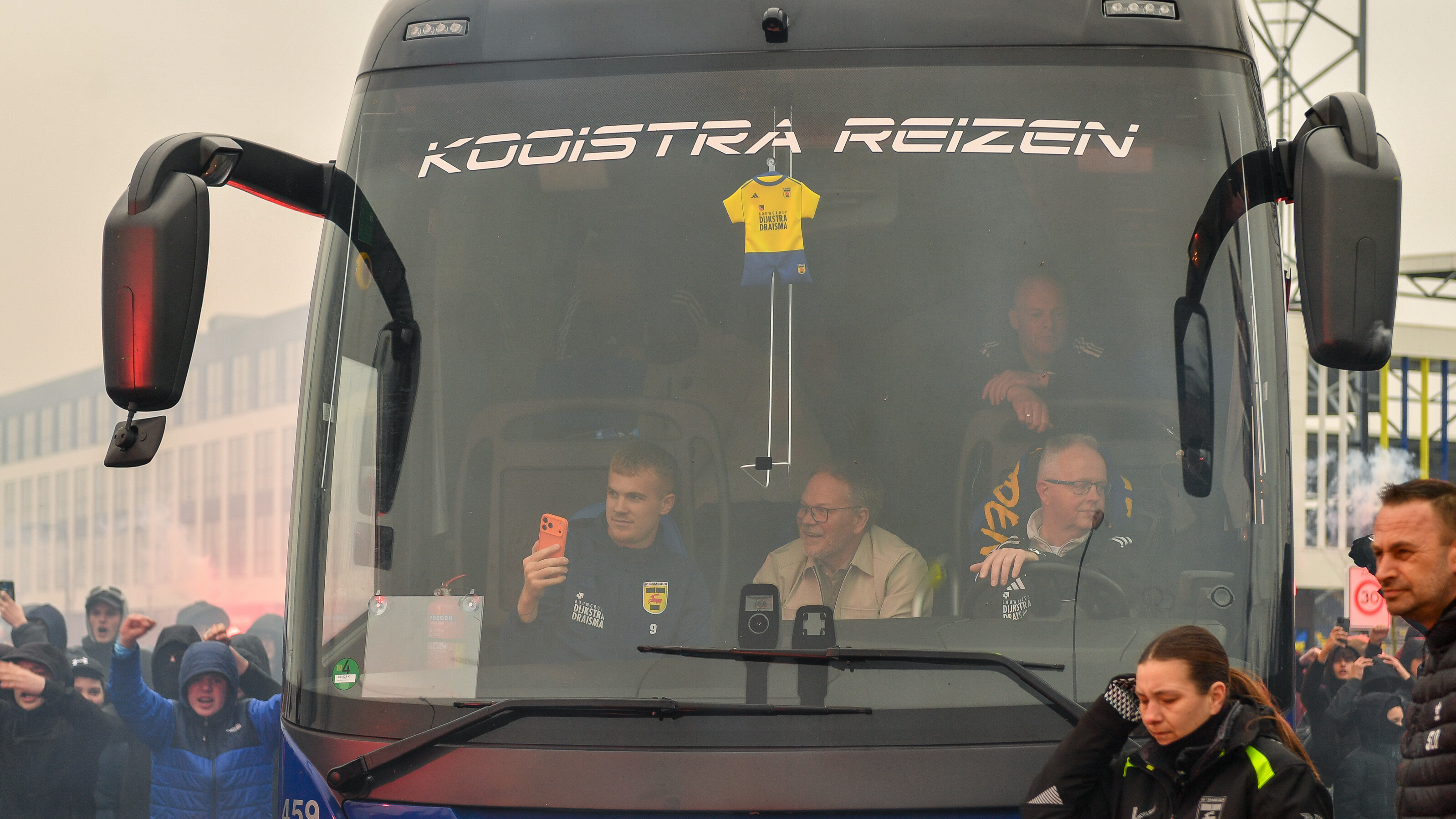 Kian Visser en Henk de Jong op de eerste rij bij vertrek uit Leeuwarden