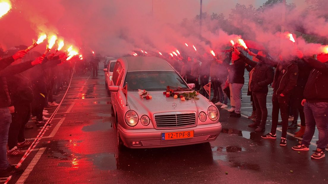 Honderden FC Utrecht supporters nemen afscheid van FC Utrecht icoon