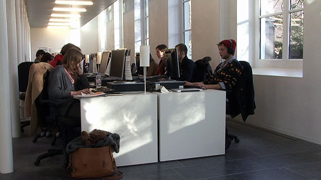 Studenten in de universiteitsbibliotheek, archiefbeeld.