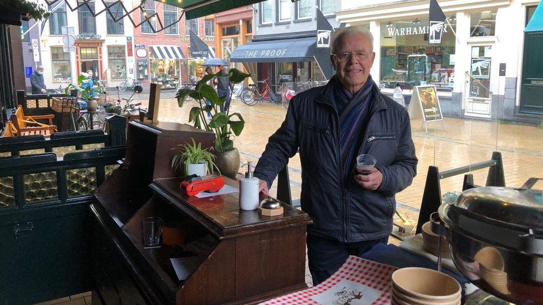 De 82-jarige Jan drinkt een glaasje glühwein bij Eetcafé Soestdijk