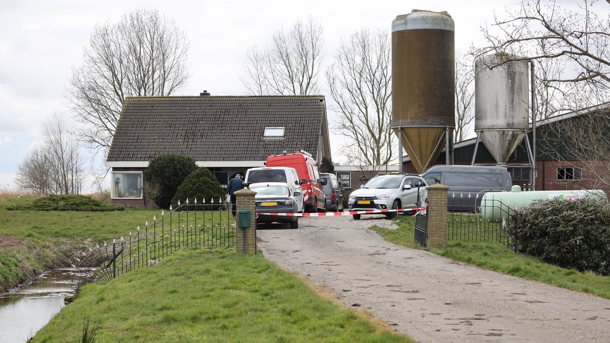 Burgemeester Veenstra sluit boerderij in Langweer vanwege drugslab