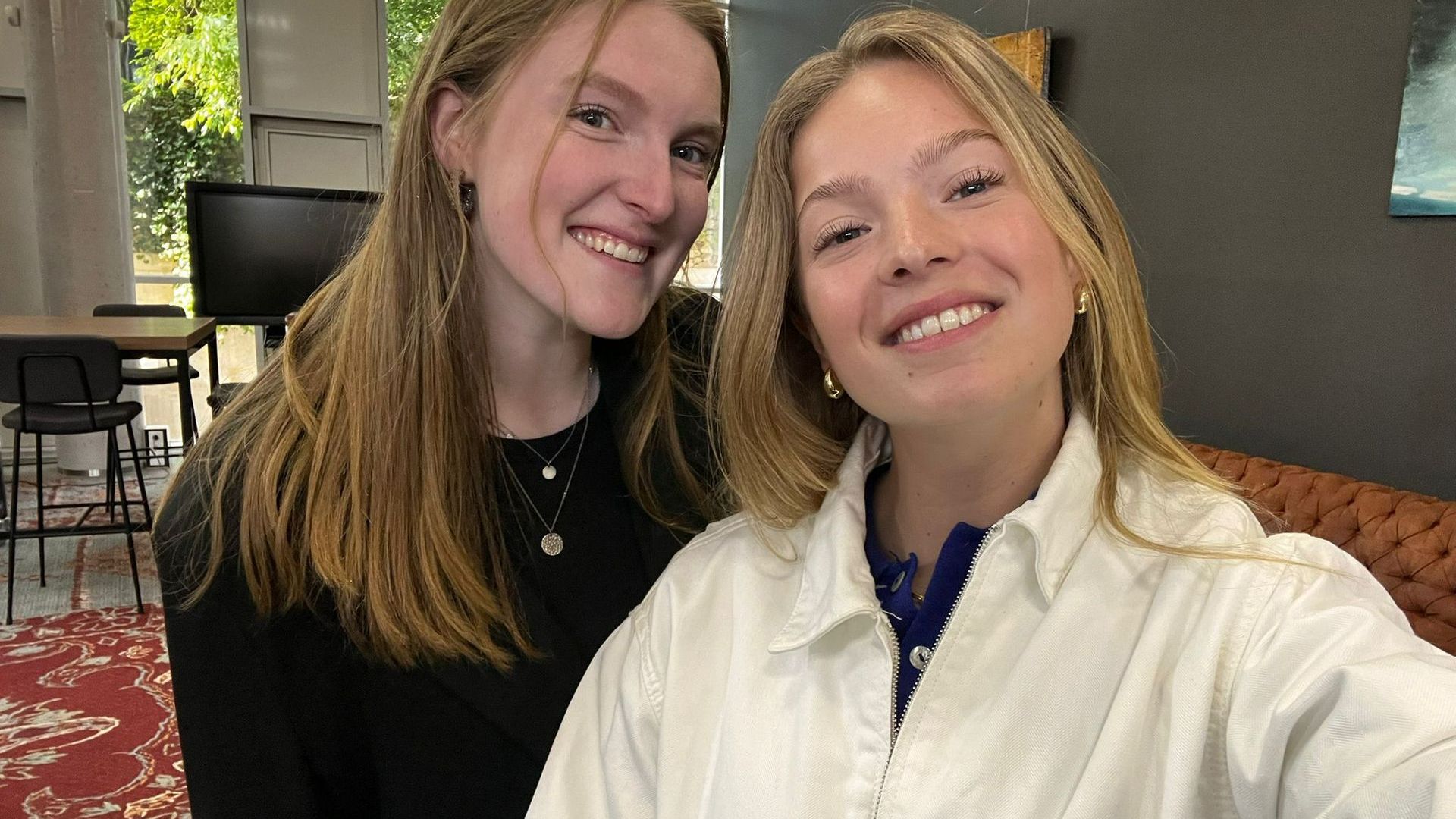 Yara (links) en Britt (rechts) willen nieuws onder de aandacht brengen bij jongeren.
