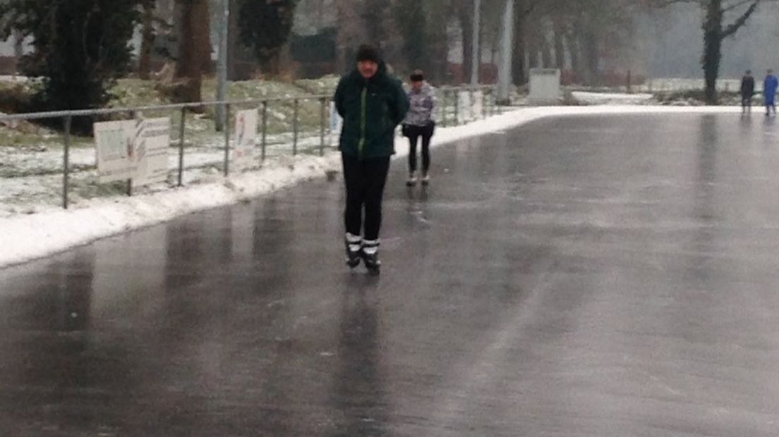 Eerste schaatser op natuurijs Noordlaren (Rechten: twitter IJsvereniging De Hondsrug)