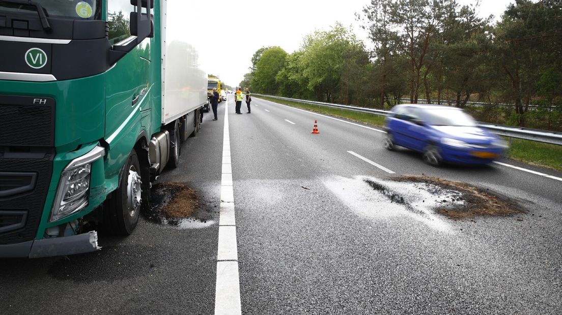 Een vrachtwagen lekt diesel op de A28 richting Amersfoort.