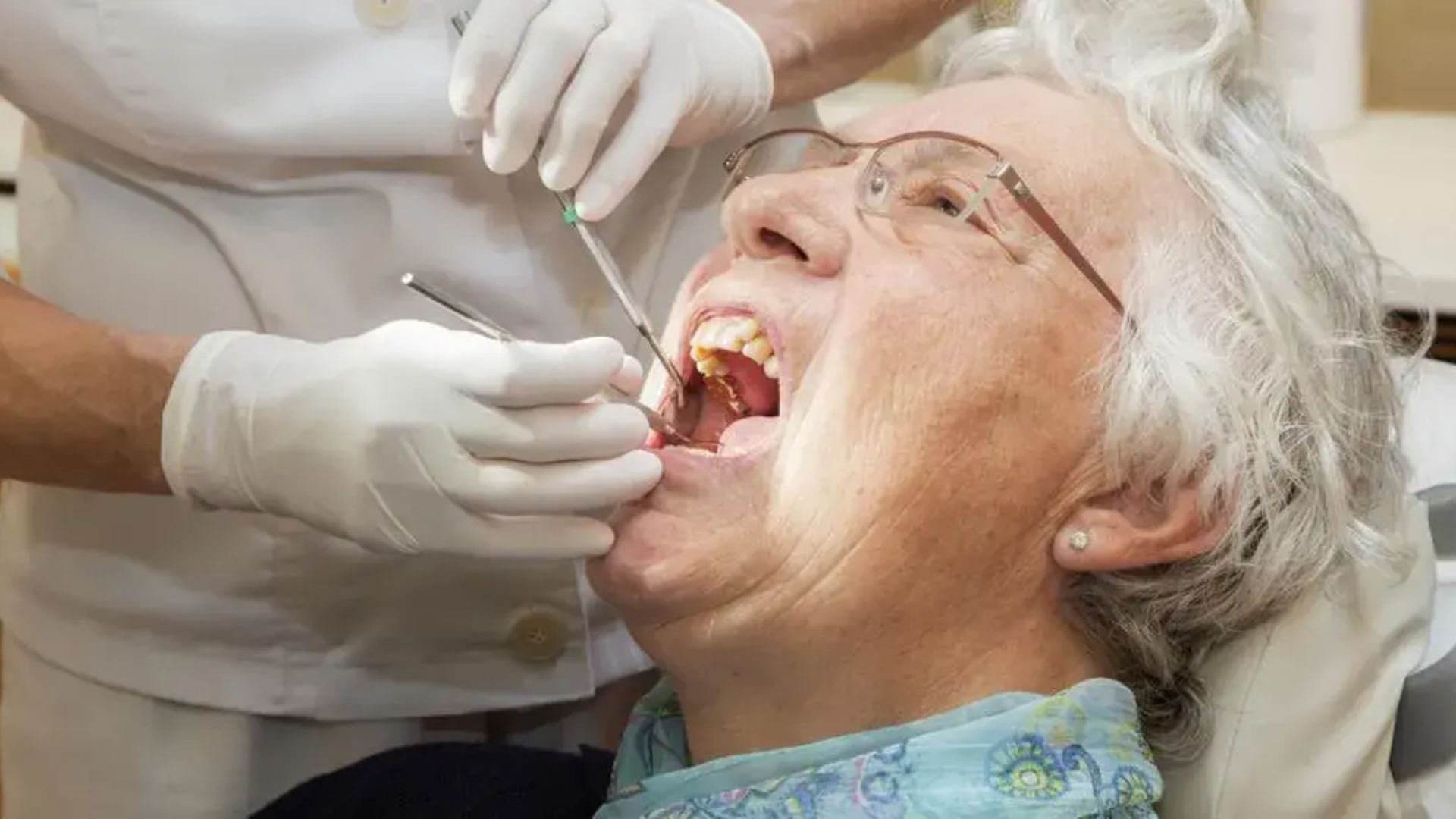 Een oudere vrouw bij de tandarts (Foto: KNMT)